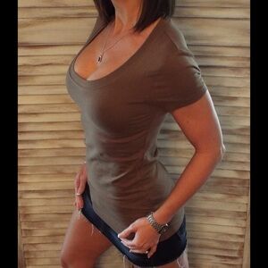 🎀PLUS SIZE Basic Baby Scoop Tee Mocha